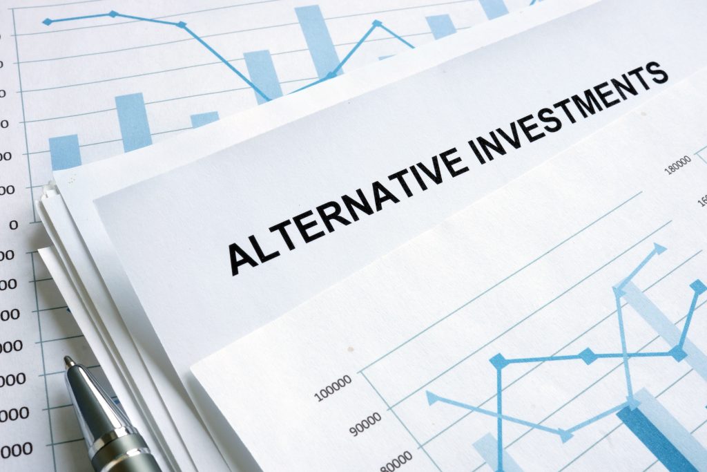 Dokumente über alternative Investitionen mit Finanzdiagrammen.